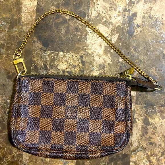Authentic LV wristlet barely used no scratches - Picture 1 of 2